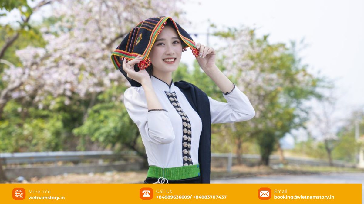 The colorful Thai traditional costume with distinctive Pieu scarves