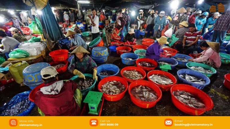 Early-morning seafood trading at Thanh Ha Fish Market near Hoi An