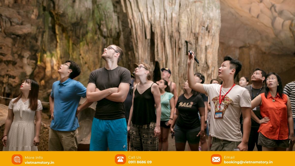 Sung Sot Cave (Surprise Cave): The Grand Opera House of Ha Long Bay 4 Tourists taking pictures with Halong Bay Surprise Cave
