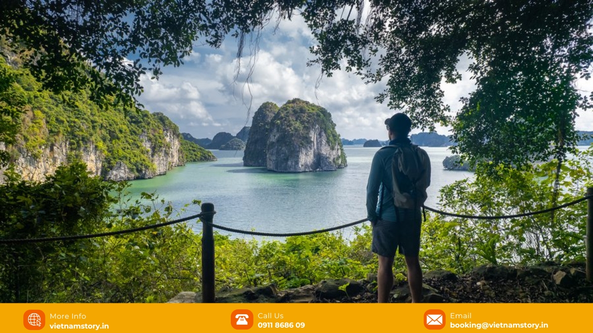 Thien Canh Son Cave: The "Paradise View" of Bai Tu Long Bay 4 Tourists enjoying the splendid view of Bai Tu Long Cave on top of Thien Canh Son Cave