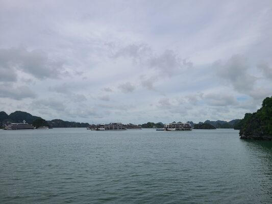Ha Long Bay limestone scenery, representing the northern half of a balanced seven-day North and Central Vietnam itinerary